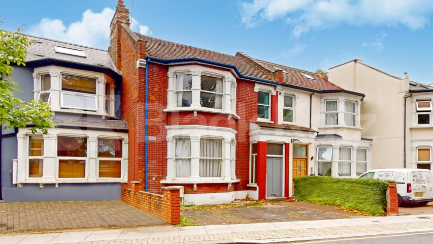 High ceilings, good storage space, modern kitchen & mins from tube Willoughby Road, Turnpike Lane